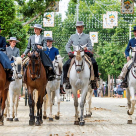 Varios caballistas en el Real de la Feria en el primer día de la Feria de Abril de Sevilla. EFE/ Raúl Caro