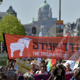 Activistas de los derechos de los consumidores sostienen una pancarta contra el TTIP, en la manifestación de Bruselas. REUTERS/Eric Vidal