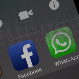 Los logos de Facebook y WhatsApp en un teléfono móvil. - AFP