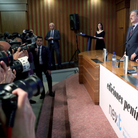El expresidente del Gobierno José María Aznar, y el periodista Manuel Campo Vidal, durante la presentación del libro 'No hay ala oeste en la Moncloa', de Javier Zarzalejos. EFE/Kiko Huesca