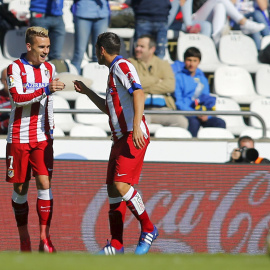 El delantero francés del Atletico Madrid Antoine Griezmann celebra con Koke su gol contra el Deportivo de la Coruña. REUTERS/Miguel Vidal