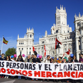 Cabecera de la manifestación contra el TTIP en Madrid a su paso por Cibeles, sede del Ayuntamiento. A.L.M.