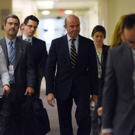 El ministro de Economía, Luis de Guindos, con sus colaboradores, en el FMI, en Washington. EFE/LENIN NOLLY