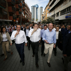 El presidente del Gobierno, Mariano Rajoy, junto al candidato del PP a la Alcaldía de Benidorm, Antonio Pérez, y el presidente de la Generalitat valenciana, Alberto Fabra, durante el paseo que han dado hoy por el centro de Benidorm. EFE/Man