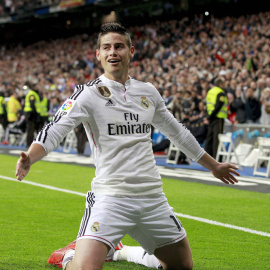 James Rodríguez celebra tras marcar el segundo gol ante el Málaga, durante el partido disputado en el estadio Santiago Bernabéu. EFE/Ballesteros