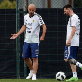 Los jugadores de la selección argentina Javier Mascherano y Lionel Messi (d) durante un entrenamiento. / EFE