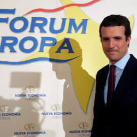 El líder del PP, Pablo Casado, durante un desayuno informativo organizado por Nueva Economía Fórum, este lunes en Madrid, donde presenta a la candidata del PP a la Presidencia de la Comunidad de Madrid, Isabel Díaz Ayuso. EFE/Zipi