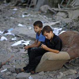 Niños palestinos tras un bombardeo de Israel. REUTERS