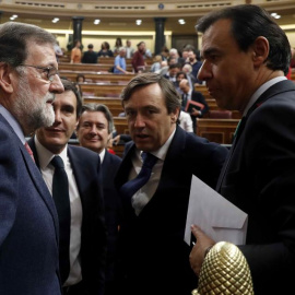 Rajoy conversa con Maillo, Hernando y Ayllón en el hemiciclo - EFE