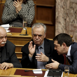 El primer ministro griego, Alexis Tsipras, habla con el viceprimer ministro Giannis Dragasakis, en el Parlamento heleno. REUTERS/Alkis Konstantinidis