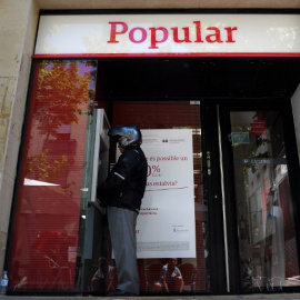Un hombre saca dinero de un cajero automático del Banco Popular, en la localidad barcelonesa de Vilanova i la Geltru, en una foto del 7 de junio de 2017, el día que se anunció la resolución de la entidad. AFP/Lluis Gené