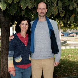 Los coportavoces federales de Equo, Carmen Molina y Loïc Alejandro, se abrazan antes del disentimiento político./ Equo