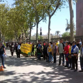 Participantes en la cadena humana que ha rodeado el Parque de la Ciudadela, donde está el Parlament. PAH BARCELONA