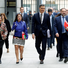 Pedro Sánchez, acompañado por Adriana Lastra, José Luis Ábalos, Margarita Robles, llegando a la primera sesión del  debate de la moción de censura. En segunda fila, a la izquierda, Juanma Serrano. EFE