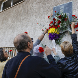 Vista de la concentración y ofrenda floral en el homenaje al cámara de Telecinco José Couso este sábado.