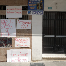 El portal de Soraya Moreno, en donde el vecindario se ha organizado para intentar frenar el desahucio hasta que haya una solución habitacional | Guillermo Martínez