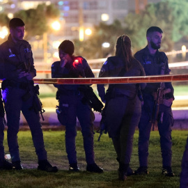 Funcionarios israelíes trabajan en la escena de un ataque en Tel Aviv , Israel, 7 de abril de 2023.