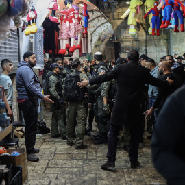 09/04/2023. La Policía israelí en las inmediaciones de la mezquita de Al-Aqsa.