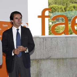 Mariano Rajoy junto a José María Aznar en la clausura de los cursos FAES. EFE/Archivo
