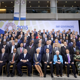 Foto de familia de los ministros de Finanzas y de los goebrnadores de bancos centrales que han participado en la reunión de primavera del FMI. REUTERS/Mike Theiler