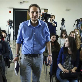 El secretario general de Podemos, Pablo Iglesias, a su llegada a la rueda de prensa que ha ofrecido hoy en el Circulo de Bellas Artes en la que ha advertido de que "no hay nada que hablar" con la presidenta andaluza, Susana Díaz, mientras "