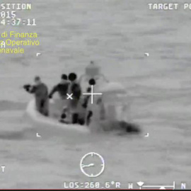Una imagen proporcionada por la guardia costera italiana del rescate de los supervivientes del hundimiento del pesquero. / EFE