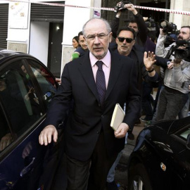 El exvicepresidente del Gobierno Rodrigo Rato a su salida este lunes por la mañana de su despacho. /EFE