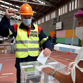 Un trabajador de Alcoa vota en Burela (Lugo) en las elecciones gallegas. / ELISEO TRIGO (EFE)