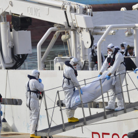 Miembros de la Guardia Costera italiana desembarcan los cuerpos sin vida de 24 inmigrantes del barco Gregoretti en el puerto de la Valeta en Malta. /Ivan Consiglio (EFE)