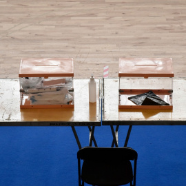 Dos urnas, en el dispositivo electoral para los comicios catalanes en Barcelona, a 13 de febrero de 2021