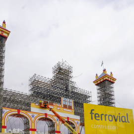 Trabajadores en tarea de montaje de la portada de la Feria de Abril del 2023 a 7 de marzo del 2023 en Sevilla, Andalucía.