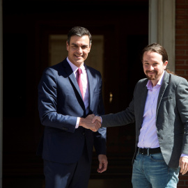 GRAF5470. MADRID, 07/05/2019.- El presidente del Gobierno en funciones, Pedro Sánchez (i), recibe al líder de Podemos Pablo Iglesias, esta tarde en el Palacio de la Moncloa, dentro de su ronda de contactos con los principales líderes políti