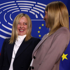 La presidenta del Parlamento Europeo, Roberta Metsola (derecha), da la bienvenida a la primera ministra italiana, Giorgia Meloni, en la sede del Parlamento Europeo en Bruselas, el 3 de noviembre de 2022.