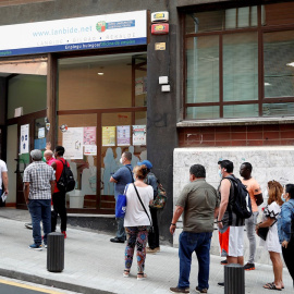 Colas en la oficina de Lambide (empleo) en Bilbao. EFE/LUIS TEJIDO/Archivo