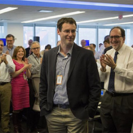 Empleados de Bloomberg News felicitan al periodista Zachary R. Mider (c), premio Pulitzer por un reportaje sobre la evasión fiscal. EFE/Michael Nagle