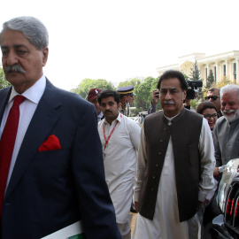 Los legisladores de los partidos de oposición Naveed Qamar (L) del Partido Popular de Pakistán y Ayaz Sadiq (C) de la Liga Musulmana de Pakistán Nawaz (PMLN) llegan al Parlamento para una sesión mientras el primer ministro paquistaní Imran 