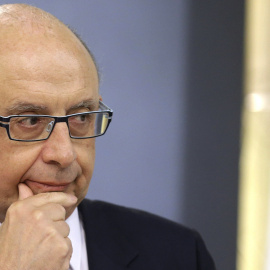 El ministro de Hacienda, Cristóbal Montoro, durante la rueda de prensa posterior al Consejo de Ministros. EFE/Angel Díaz