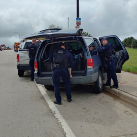 Unos policías de Colorado se preparan para intervenir en el Instituto de Highlands Ranch. (STEFFAN TUBBS | REUTERS)