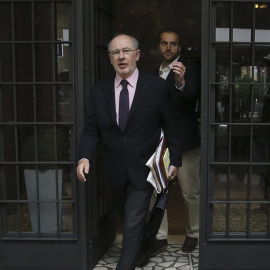 Rodrigo Rato sale de su domicilio de Madrid este martes. /EFE