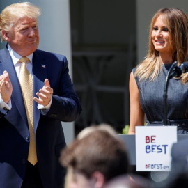 Donald Trump y Melania Trump asisten a una ceremonia por el primer aniversario de la campaña "Be Best" (Sé mejor), este martes en la Casa Blanca, en Washington. / EFE