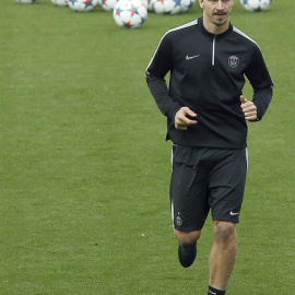 Zlatan Ibrahimovic, en el entrenamiento de ayer del PSG en el Camp Nou. /EFE