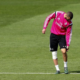 Karim Benzema se retira con molestias en el entrenamiento del pasado viernes. /EFE