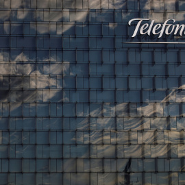 El logo de Telefónica en la sede de la operadora en la zona norte de Madrid. REUTERS/Juan Medina