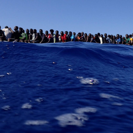 Un grupo de personas migrantes rescatadas en el Mediterráneo central el pasado año por SMH y ProemAid.- MAYDEYTERRANEO/GABRIEL TIZÓN