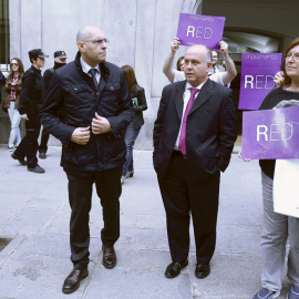 El exjuez Elpidio José Silva junto a su abogado Gonzalo Boye y simpatizantes del partido Renovación Democrática Ciudadana (Red), a la salida del Tribunal Supremo la semana pasada.. EFE/Víctor Lerena