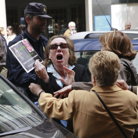 Un grupo de preferentistas se ha manifestado frente a la casa del exvicepresidente del Gobierno Rodrigo Rato, al que han increpado con gritos e insultos. EFE/Zipi