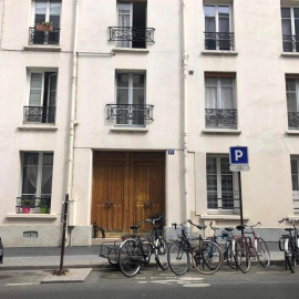 Fachada del edificio en la calle Paul Fort en el distrito 14 de París, donde se ubica la vivienda en la que había residido la estudiante española Natalia Sánchez Uribe. EFE/Diana Buitrago