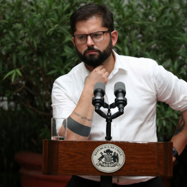 14/03/2022 El presidente chileno Gabriel Boric escucha a una pregunta durante una rueda de prensa con periodistas extranjeros en el Palacio de la Moneda (Santiago de Chile)