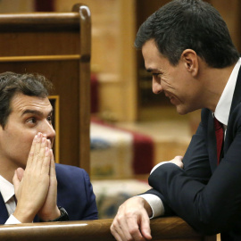 Albert Rivera, junto a Pedro Sánchez, en el hemiciclo del Congreso en una imagen de archivo / EFE