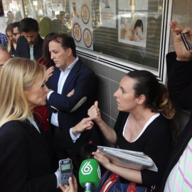 Abucheos de activistas antidesahucios a Cifuentes. /EUROPA PRESS